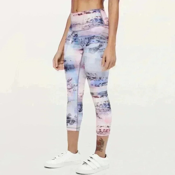 Lululemon Wunder Under Crop (High-Rise) *Full-On Luxtreme 21" - Size 6 - Picture 1 of 5